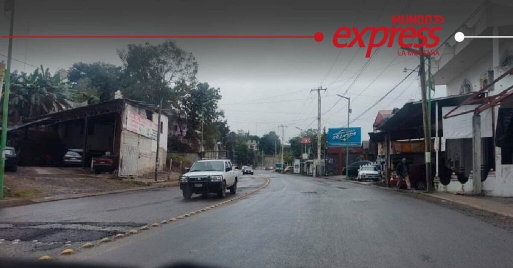 Vecinos de El Moreno en Huejutla colocan topes para mitigar velocidad en carretera a Tehuetlán