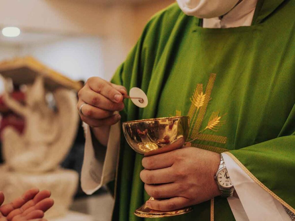 ¡Sin precedentes! Feligreses exigen liberar a padre acusado de acoso