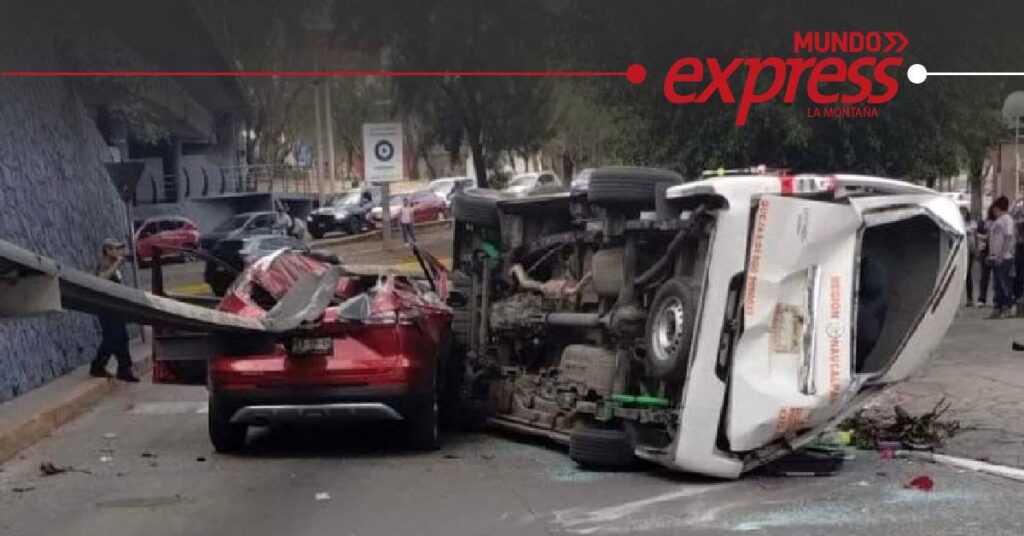 Trágico Accidente en Naucalpan: Combí Caída Desde Carriles Centrales Aplasta Camioneta