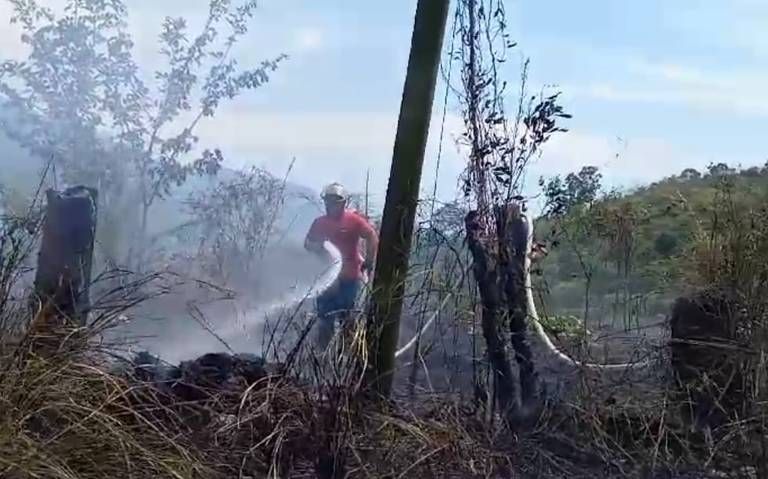 Bomberos de Huejutla sofocan fuego que consumió más de dos hectáreas