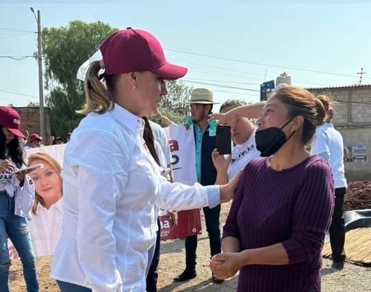 Cynthia Arellano escucha a vecinos de la comunidad de Acayuca