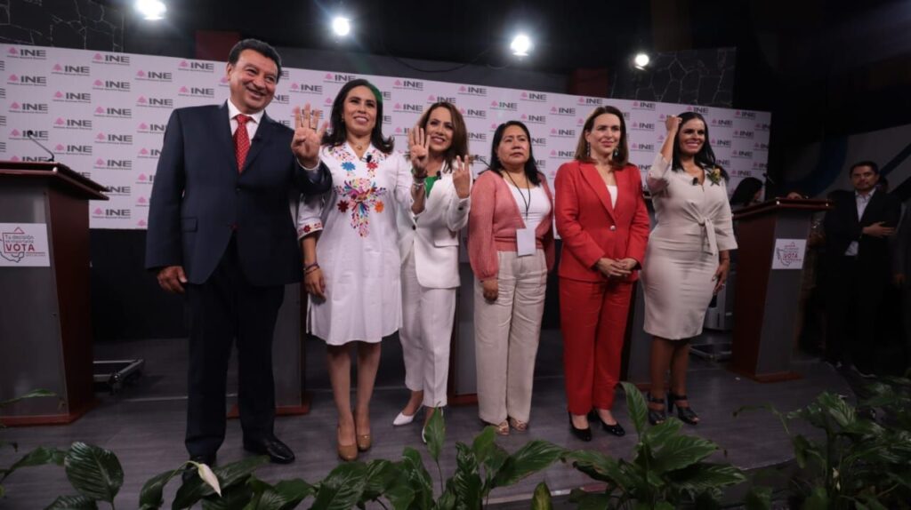 Destaca Simey Olvera en debate organizado por el INE