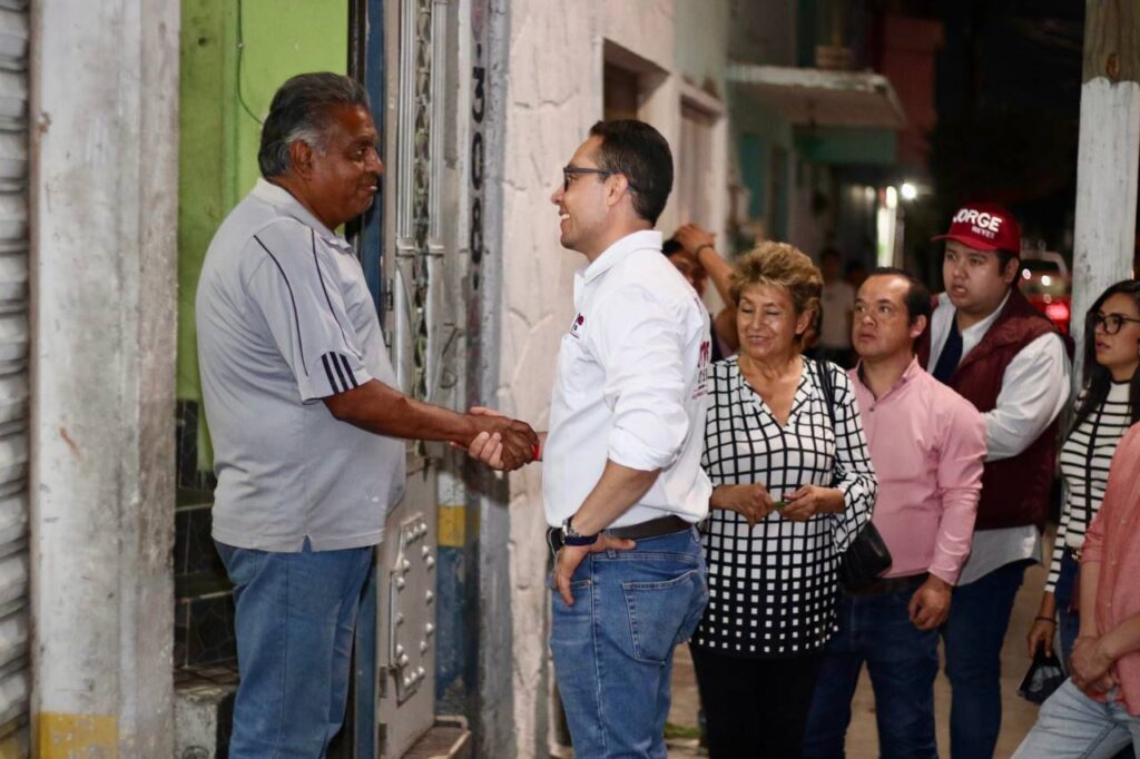 Vecinos de Santa Julia piden a Jorge Reyes limpieza y desazolve del canal pluvial