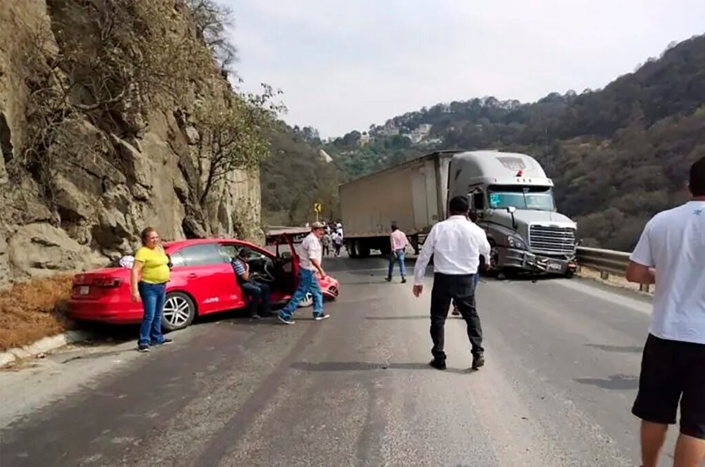 Choque múltiple deja 3 lesionados en la Pachuca-Huejutla