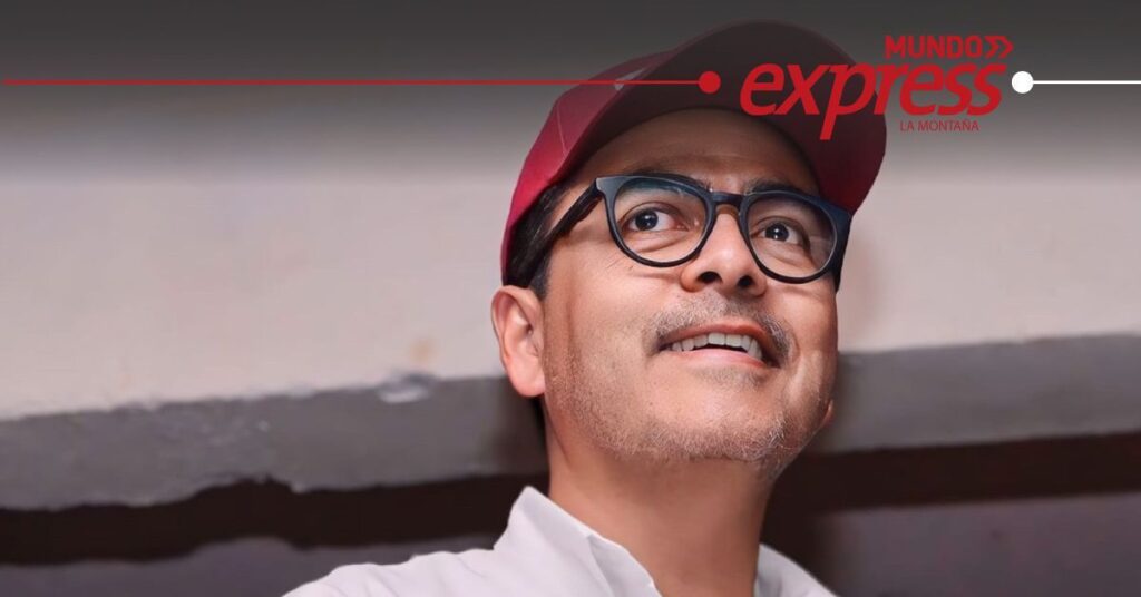 Vecinos entregan peticiones a Lalo Medécigo