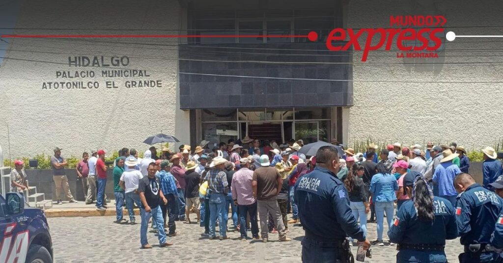 Toman de manera violenta alcaldía de Atotonilco