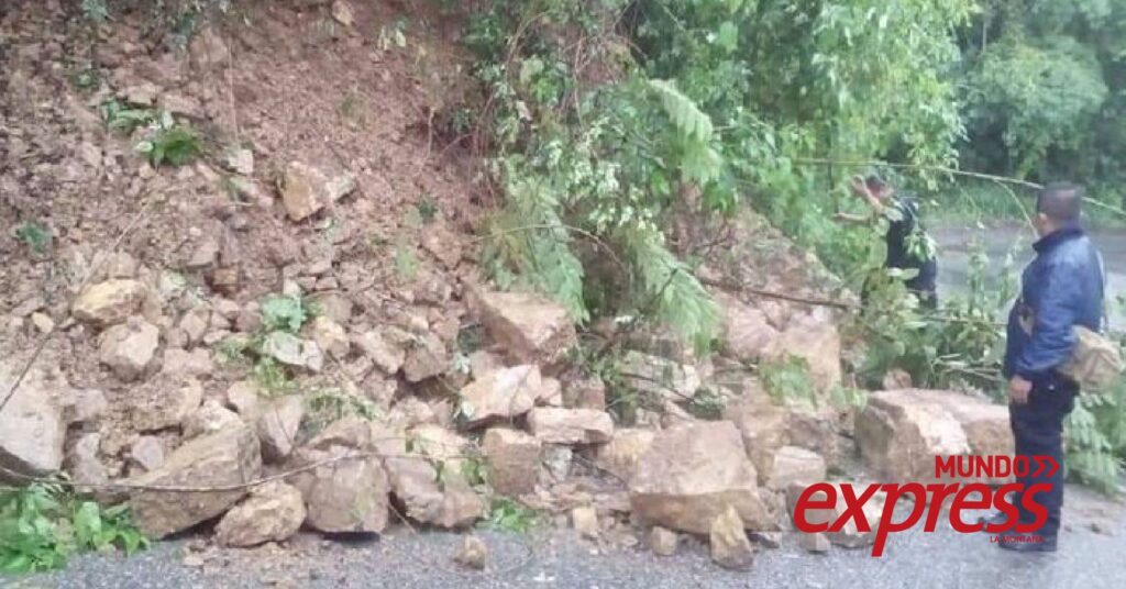 ¡Cuidado! Reportan derrumbes en carreteras de la Huasteca