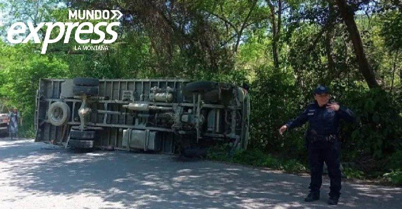 ¡Accidente! Se vuelca camión cargado de Huejutla