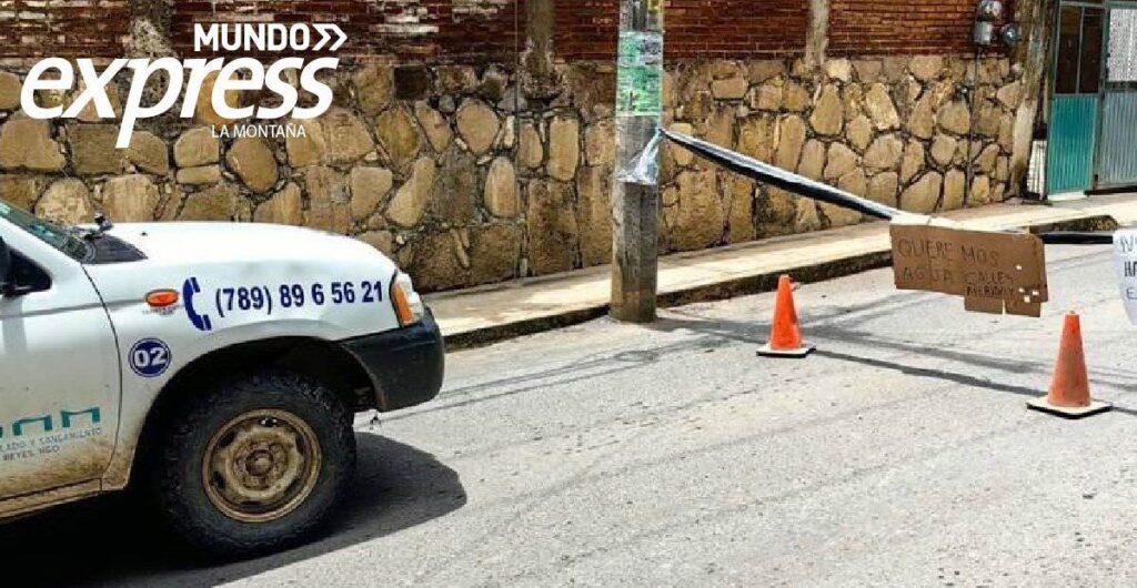 Falta de agua en Huejutla produce bloqueo de vecinos