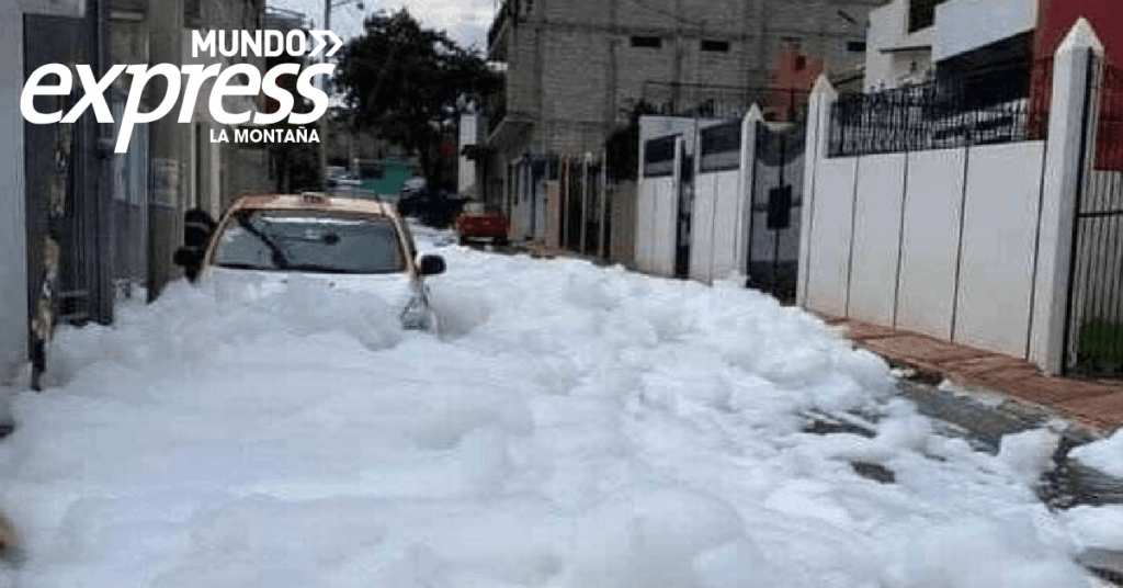 ¡Accidente de Tráiler deja calles de Tulancingo inundadas de jabón!