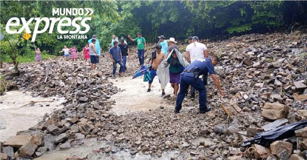 Comunidades de Xochiatipan Recuperan Comunicación Tras Tormenta Chris