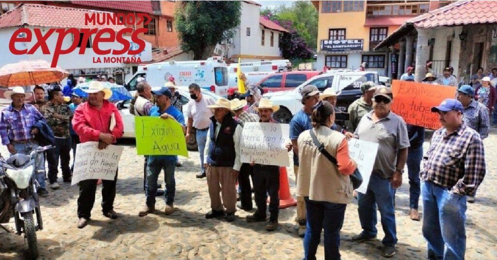 Habitantes de Huasca protestan en la presidencia municipal para exigir tubería