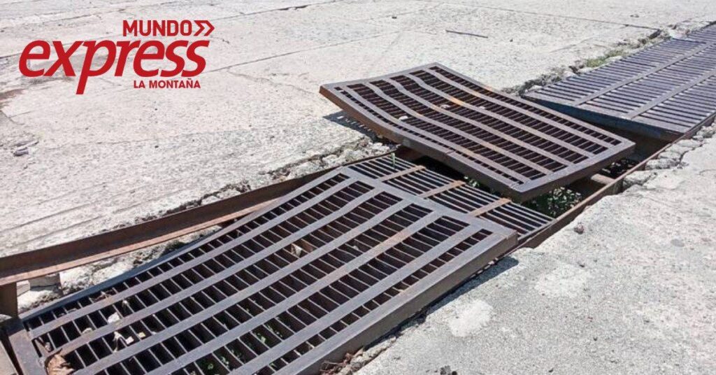 Caen personas en alcantarilla en Huejutla