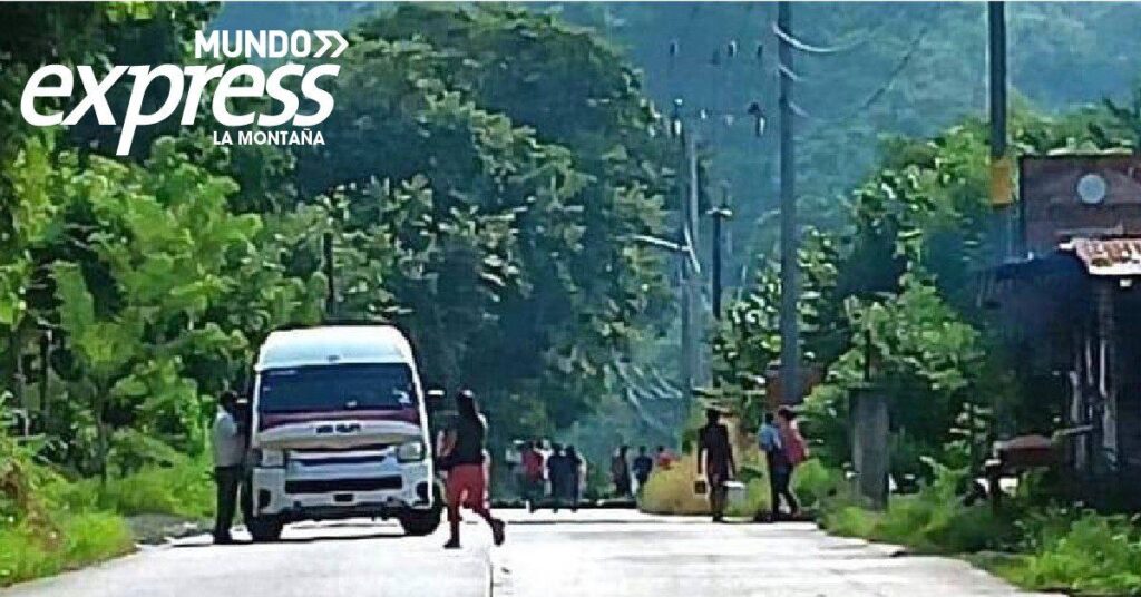 Bloquean carretera Huejutla-San Felipe