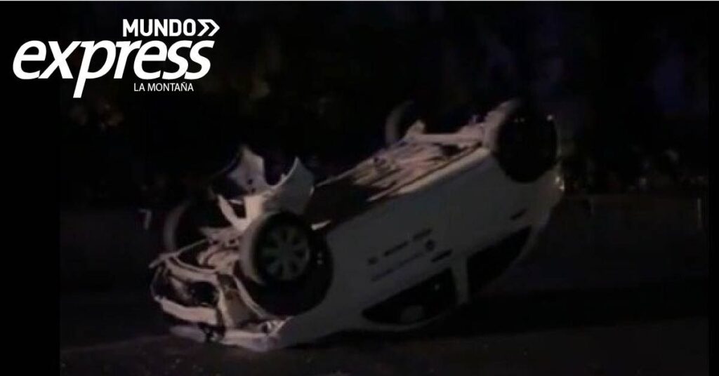 Se vuelca carro en Corredor de la Montaña