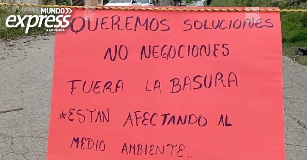 Bloquean carretera en rechazo a reapertura de basurero en Huejutla