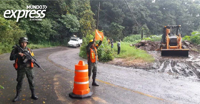 Limpian deslaves en carretera Huejutla – Pachuca