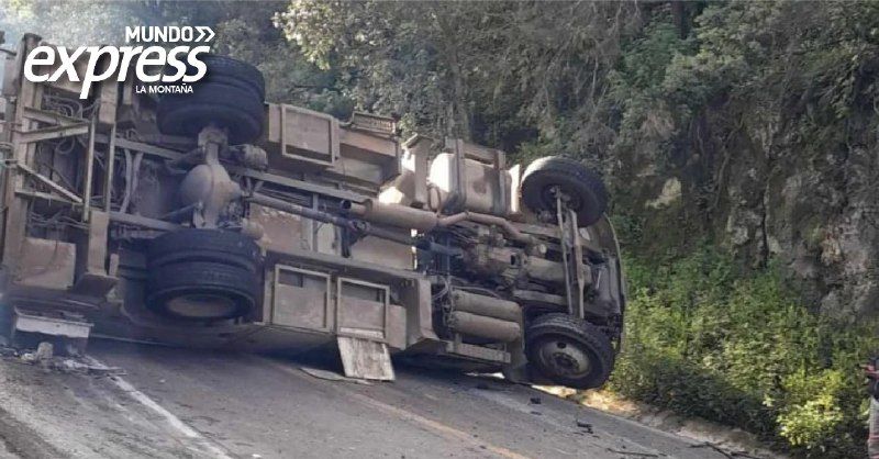 Camión se impacta en Real del Monte