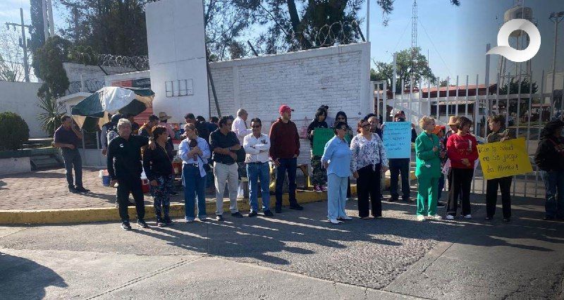 Jubilados de Pemex en Pachuca bloquean terminal en protesta por falta de medicamentos