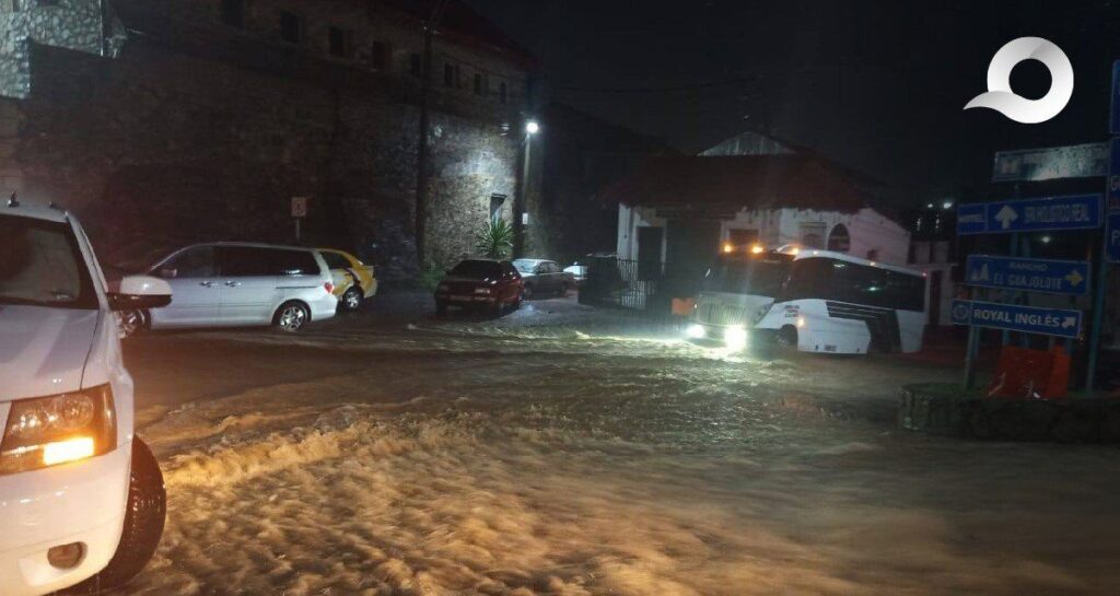 Lluvias severas en Real del Monte causan deslaves y afectan vías